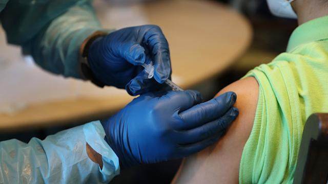 九游-美国疫情形势依旧没有好转 疫苗成新赛季通行证